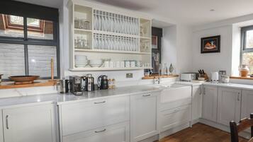 Cottage | Private kitchen | Fridge, dishwasher, electric kettle, toaster