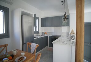Fridge, oven, coffee/tea maker, toaster