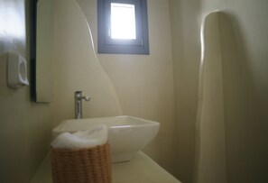 Combined shower/bathtub, hair dryer, towels