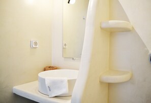 Kombinert dusj/badekar, hårføner og håndklær