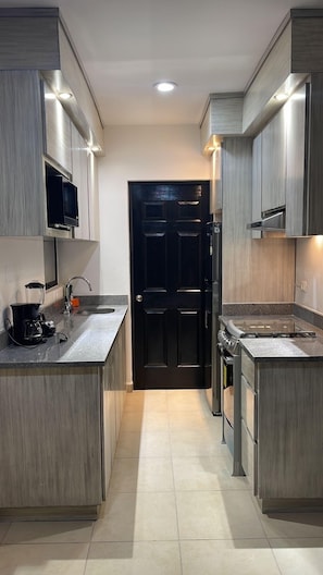 Refrigerador, microondas, horno y parrilla de estufa