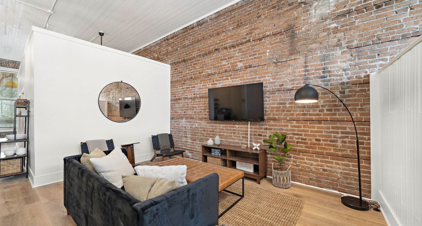 Smart-TV, Videospiele, Tischfußball, Bücher