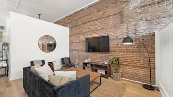 Smart-TV, Videospiele, Tischfußball, Bücher