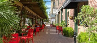 Historic Downtown Flat with Game Room in Galveston