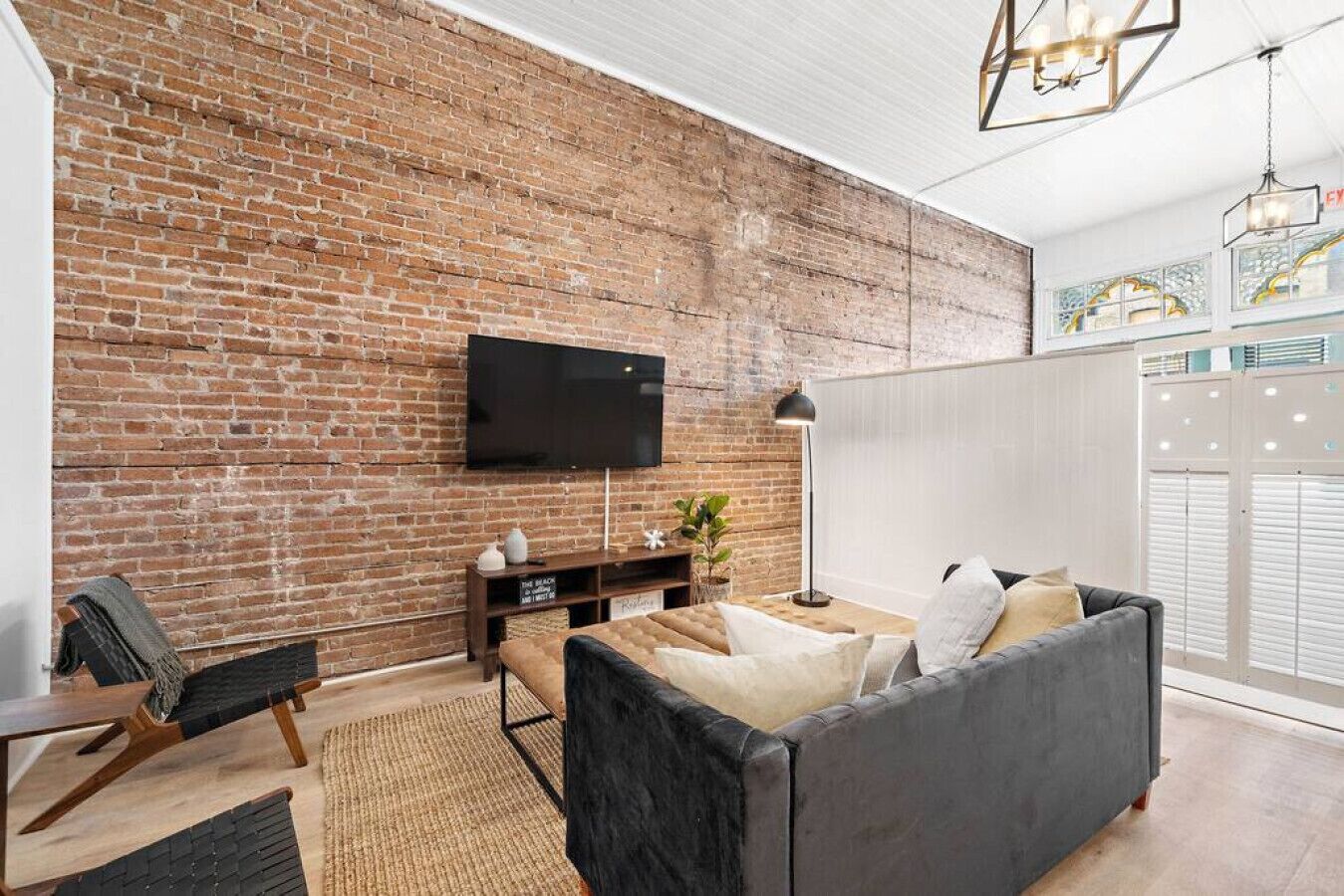 Älytelevisio, videopelejä, pöytäjalkapallopöytä, kirjoja