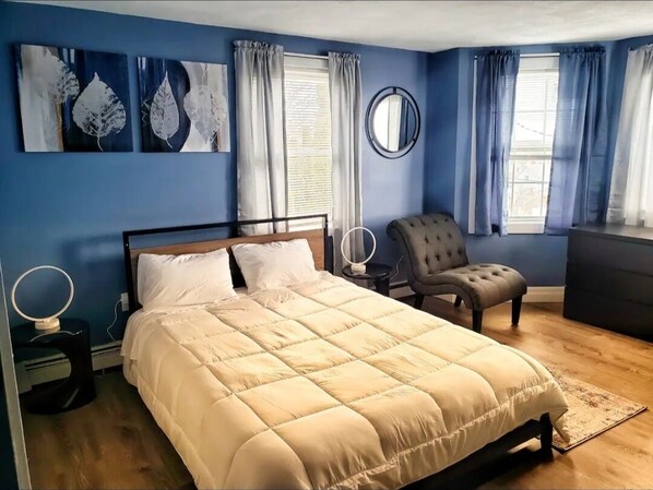 Tabla de planchar con plancha, wifi y ropa de cama