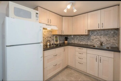 Cute Apartment with Wifi, Easy Stroll to Subway