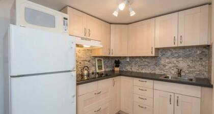 Cute Apartment with Wifi, Easy Stroll to Subway