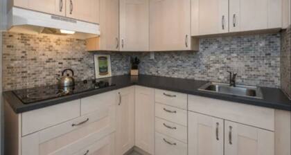 Cute Apartment with Wifi, Easy Stroll to Subway