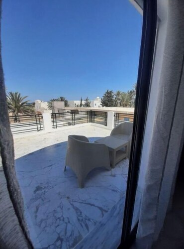 Villa with private beach access, top-of-the-range amenities, fully equipped. 