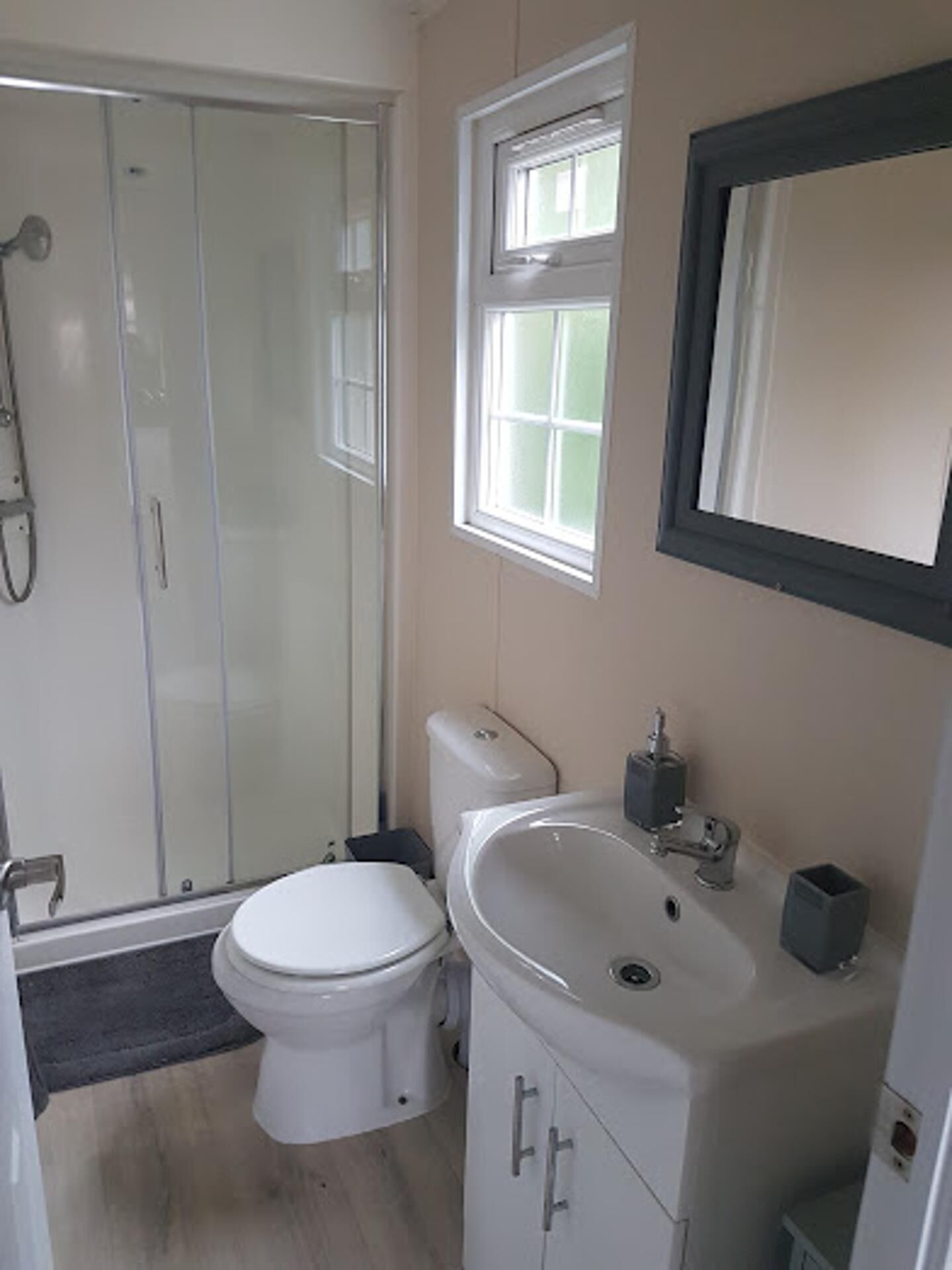 Chalet | Kamar mandi | Shower dan handuk