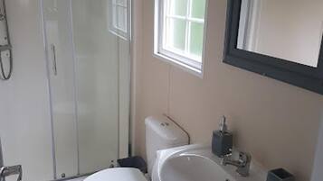 Chalet | Kamar mandi | Shower dan handuk