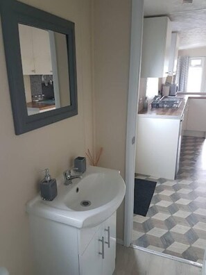 Chalet | Bathroom | Shower, towels - Lovely 2-bed Chalet at Robinhood Retreat Free Park (Newark)