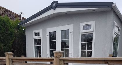 Lovely 2-bed Chalet at Robinhood Retreat Free Park