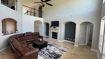 Smart TV, fireplace