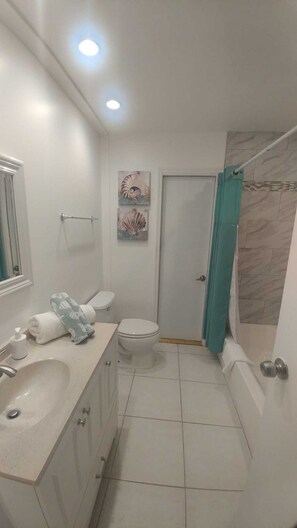 Douche, sĂšche-cheveux, serviettes fournies, savon