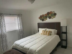 4 habitaciones, escritorio, tabla de planchar con plancha y wifi