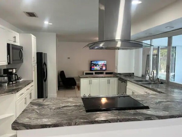 Fridge, microwave, oven, stovetop - Cheerful 4bd with pool near Beach Stadium Casino + (Sunrise)