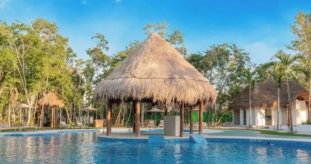 Una piscina al aire libre