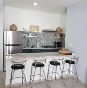 Jääkaappi, mikroaaltouuni, liesi, kahvin-/teenkeitin