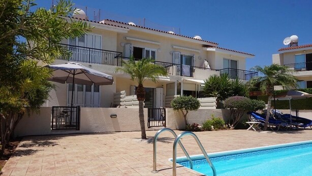 Un hotel amb piscina, zones d'estar a l'aire lliure i un jardí ben cuidat.