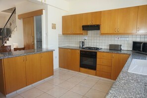 Refrigerador, microondas, horno y lavavajillas 
