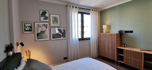 2 slaapkamers, een strijkplank/strijkijzer, reisbedje, gratis wifi