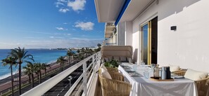 Outdoor dining - Exceptional waterfront apartment (2022) in Nice (Nice)