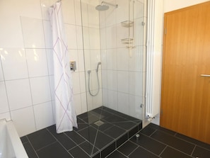 Secadora de cabello, toallas, jabón, papel de baño