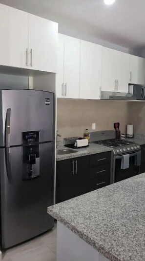 Mikrowelle, Wasserkocher mit Kaffee-/Teezubehör, Toaster, Mixer