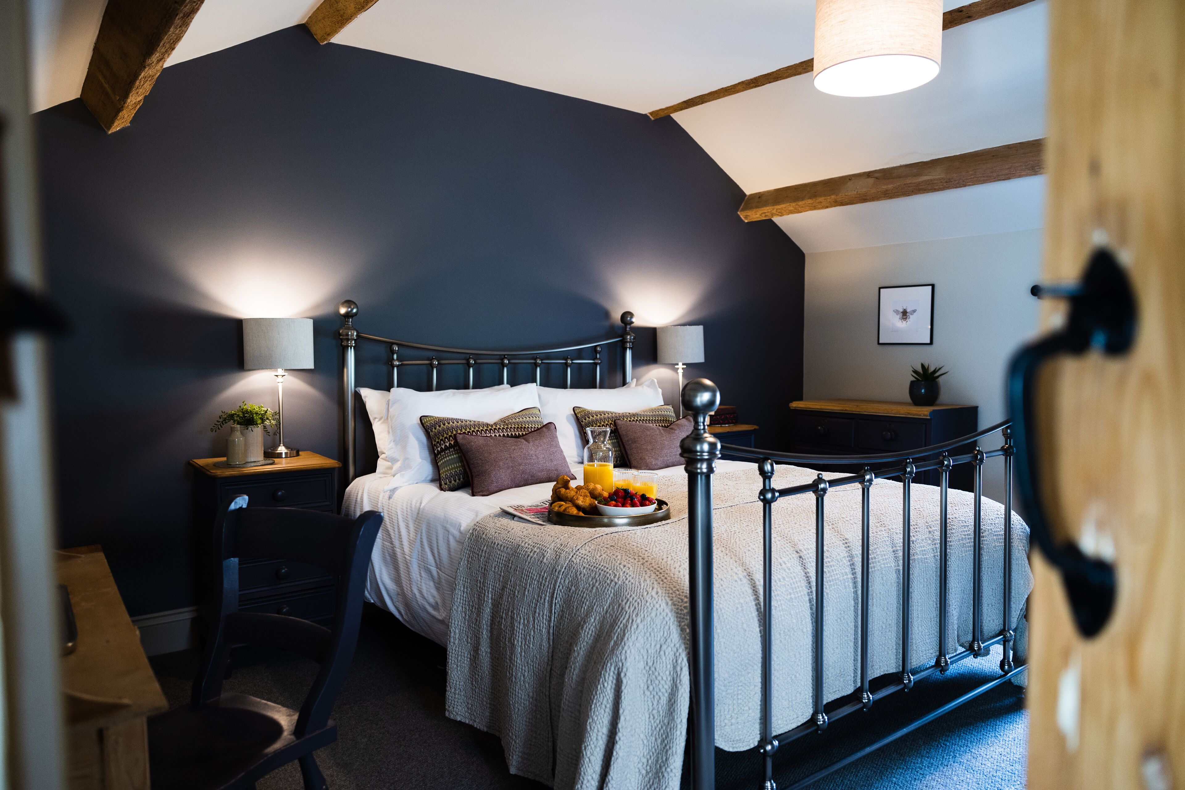 2 dormitorios, decoración individual, mobiliario individual