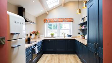 Køleskab, opvaskemaskine, elkedel, brødrister