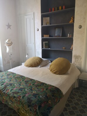 4 bedrooms, iron/ironing board, WiFi, bed sheets - A family home in Provence Occitanie (SABRAN)