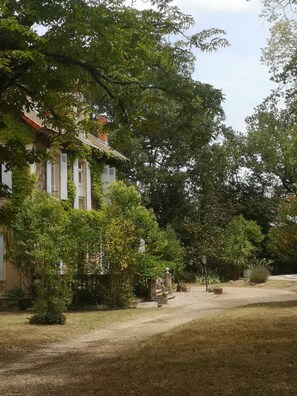 Exterior - A family home in Provence Occitanie (SABRAN)