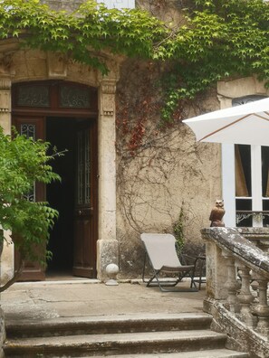 Exterior detail - A family home in Provence Occitanie (SABRAN)