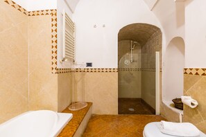 Badekar, hårtørrer, bidet, håndklæder