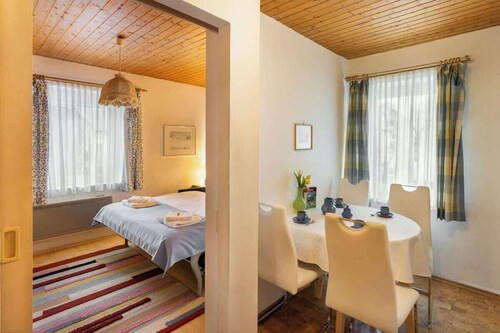 cosy 2 room apartment , sleep 4, private parking