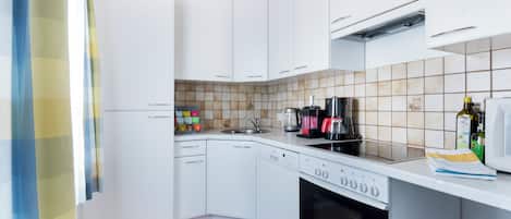 Refrigerador, microondas, horno y parrilla de estufa