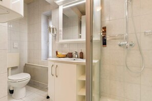 Dusche, Haartrockner, Handtücher