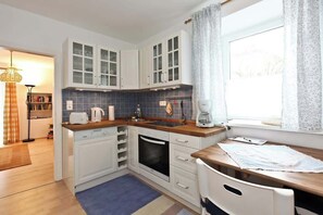 Een koelkast, een oven, een kookplaat, een vaatwasser