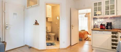 1 habitación, escritorio, tabla de planchar con plancha y cuna de viaje