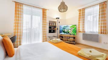 1 Schlafzimmer, Zimmersafe, Schreibtisch, Bügeleisen/Bügelbrett