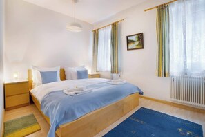 2 Schlafzimmer, Zimmersafe, Schreibtisch, Bügeleisen/Bügelbrett