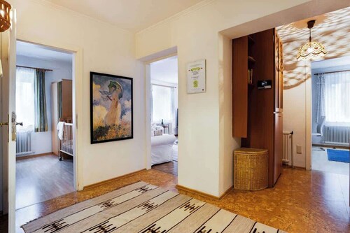 cosy 3 room apartment close to the historical center , private  Parking