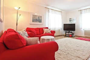 TV connectée, livres, espaces bureaux