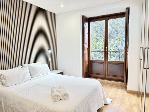 2 chambres, fer et planche à repasser, lit de bébé portatif