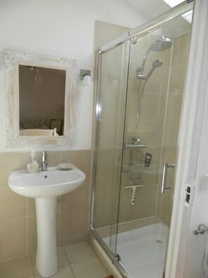 Shower, hair dryer, towels, soap - Pretty village house with private heated pool and a/c. Opposite historic church. (St Genis des Fontaines)