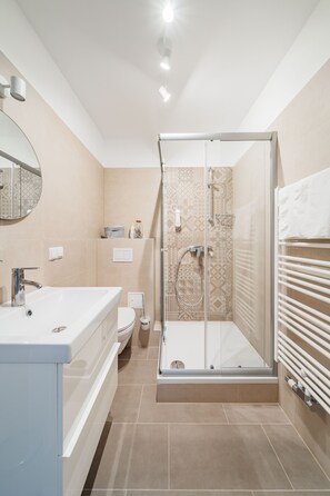 Apartament, balcó (4) | Bany | Dutxa, assecador de cabells, tovalloles i sabó 