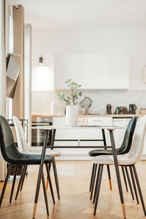 Apartment, Terrasse (2) | Essbereich im Zimmer