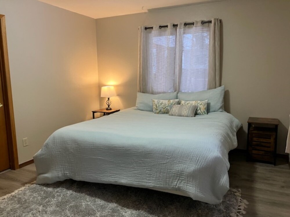 Beautiful Lakeside Cottage Within walking distance to Flathead Lake